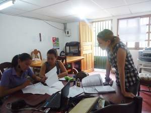 Clare (right) working with two students from the National Autonomous University of Nicaragua, Yodessca and Karen.