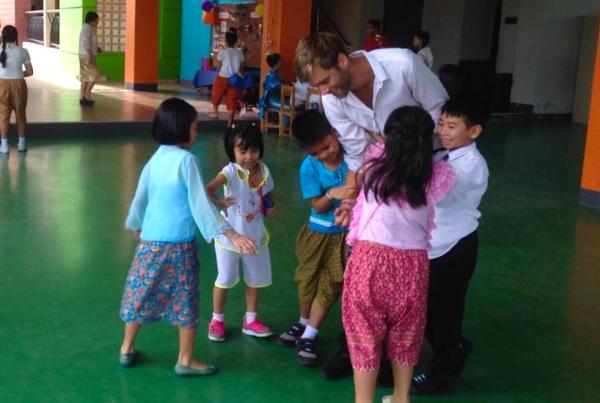 Lex entertains kids on Thai Culture Day. 