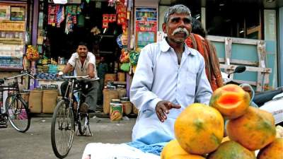 Rudayna learns to negotiate with a fruit seller in Mumbai.