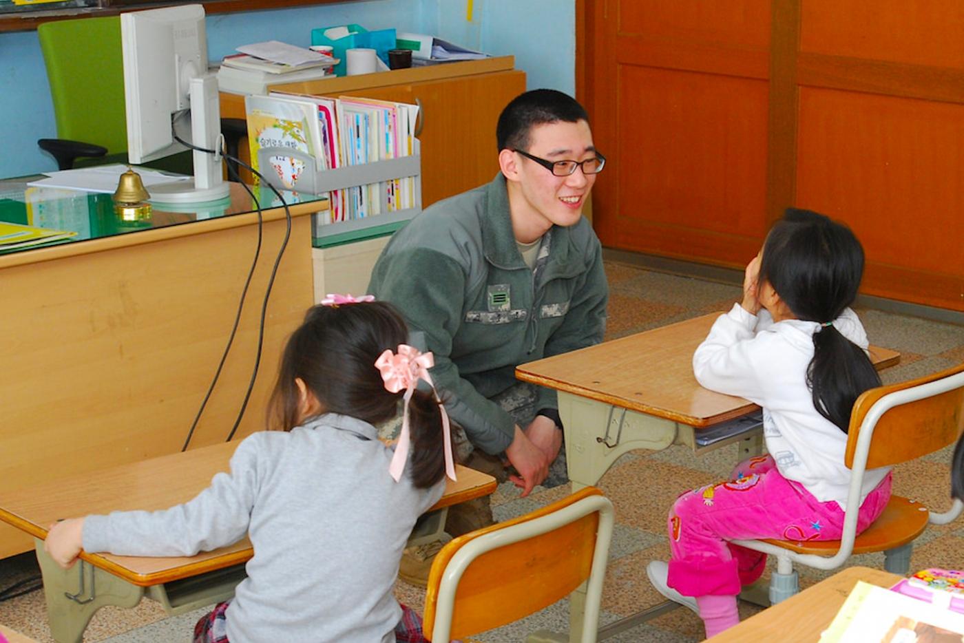An American TEFL teacher with Korean students. 