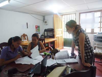 Clare (right) working with two students from the National Autonomous University of Nicaragua, Yodessca and Karen.